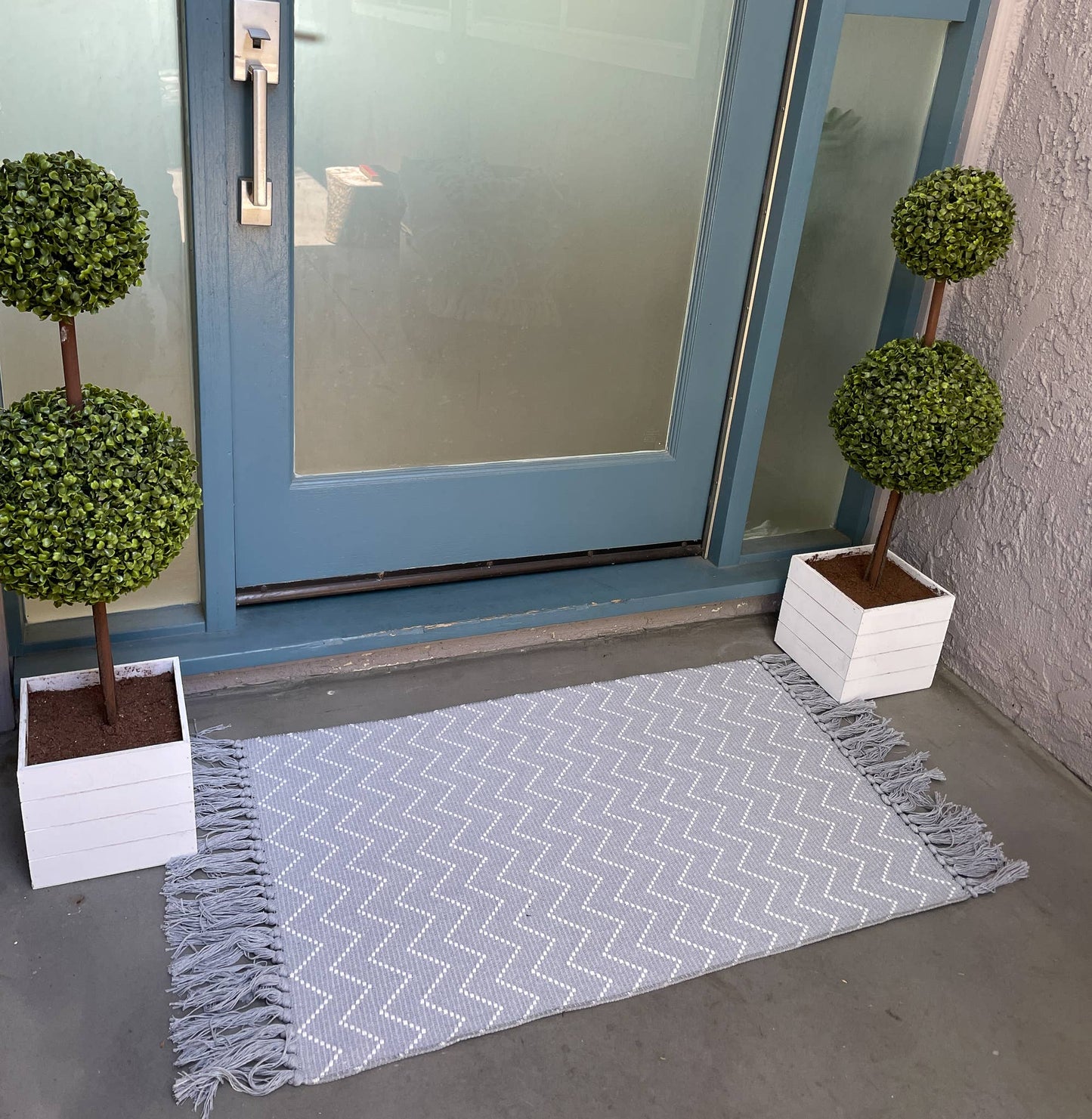 Grey and White Pattern Accent Rug with Fringe